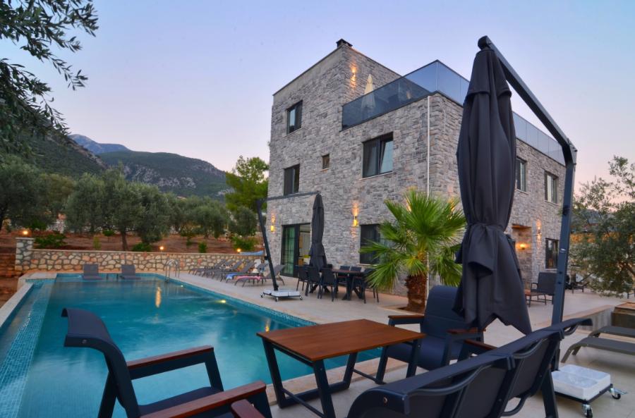 Antalya Kaş'ta 7+1 Özel Havuzlu Denize Yakın Kiralık Villa DRM-1923