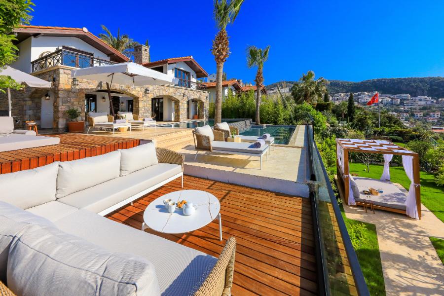 Kaşda 3+1 Özel Havuzlu Denize Sıfır Lüks Kiralık Villa DRM-2223