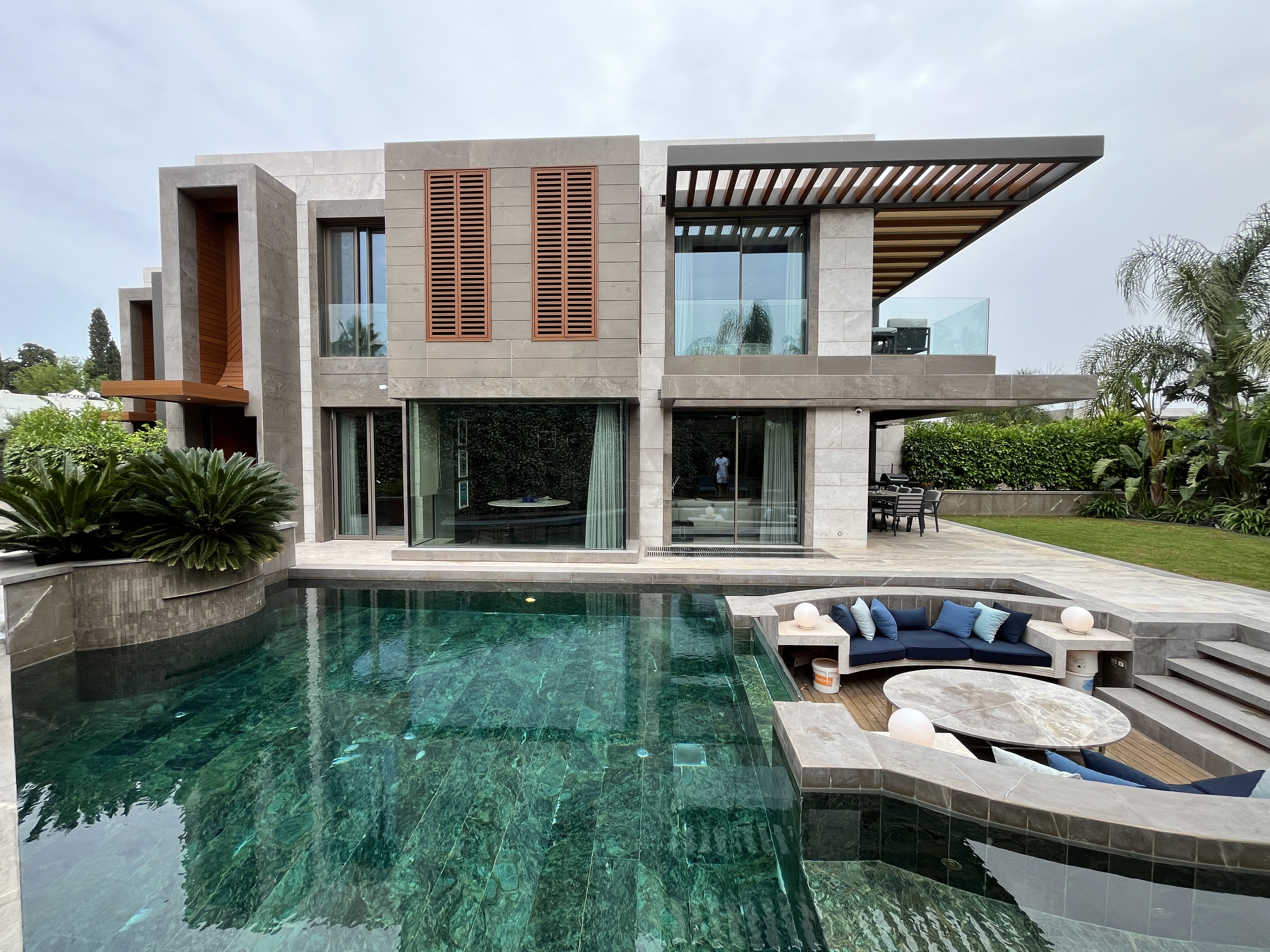 Bitez'de Denize Sıfır Özel Havuzlu 5+1 Tripleks Lüks Villa BV-159