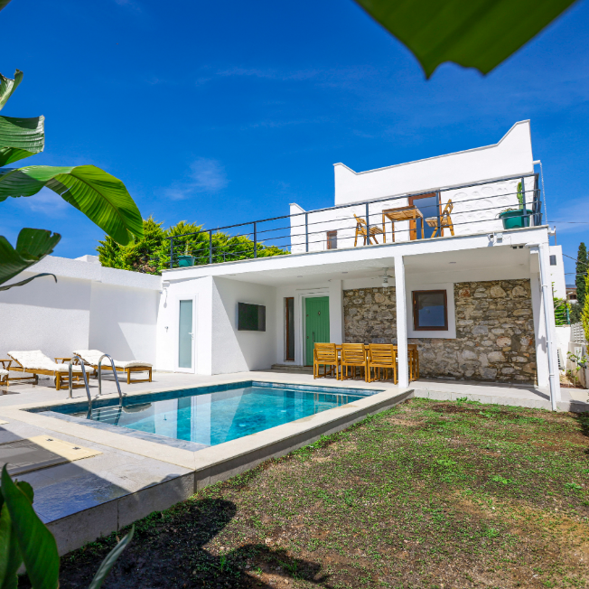 BV-820 Bodrum Gümbet'de 4+1 Deniz Kenarında Özel Havuzlu Geleneksel Taş Villa