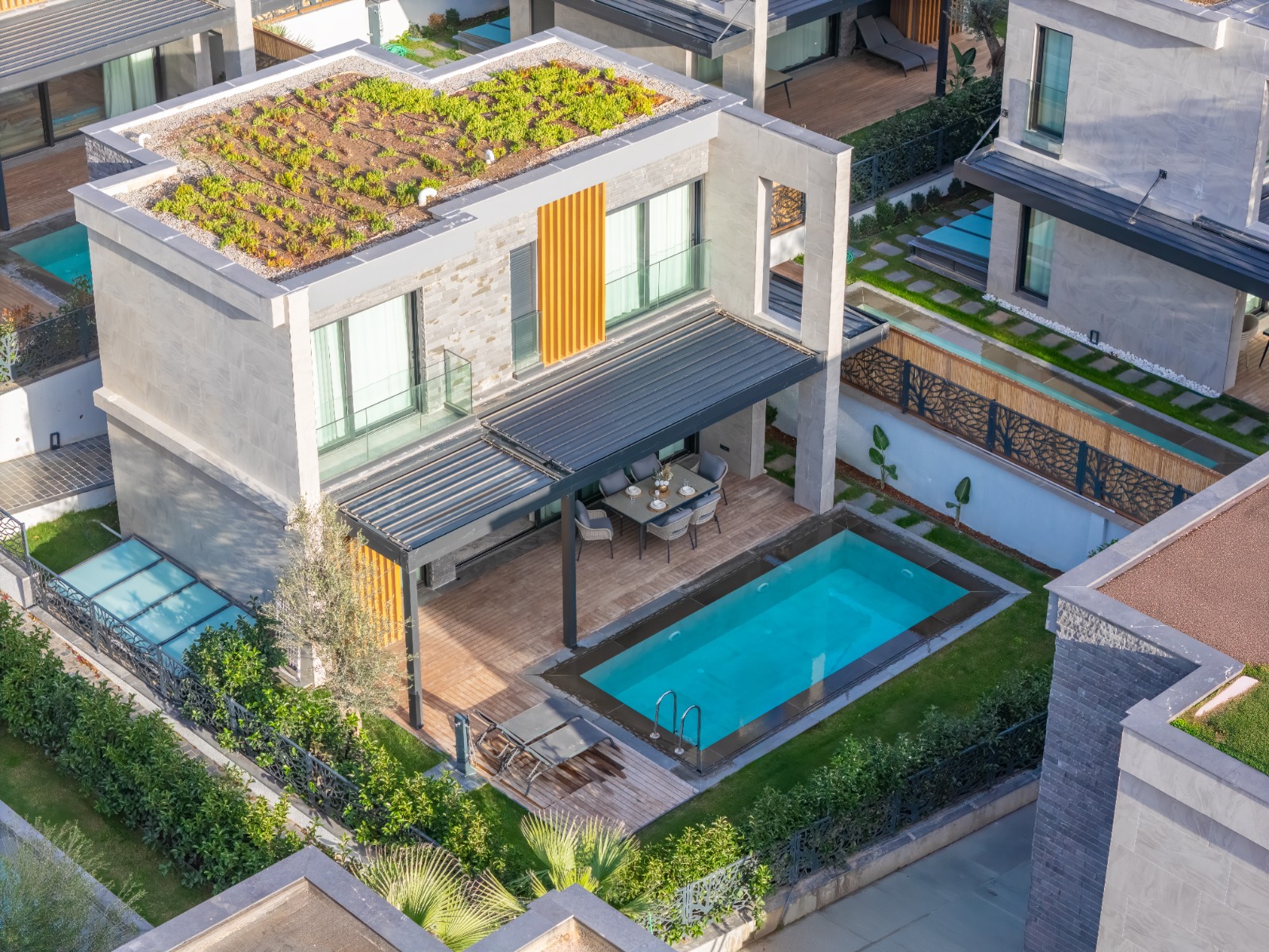 Gümüşlükte 4+1 Tripleks Özel Havuzlu Bahçeli Villa BV-1111